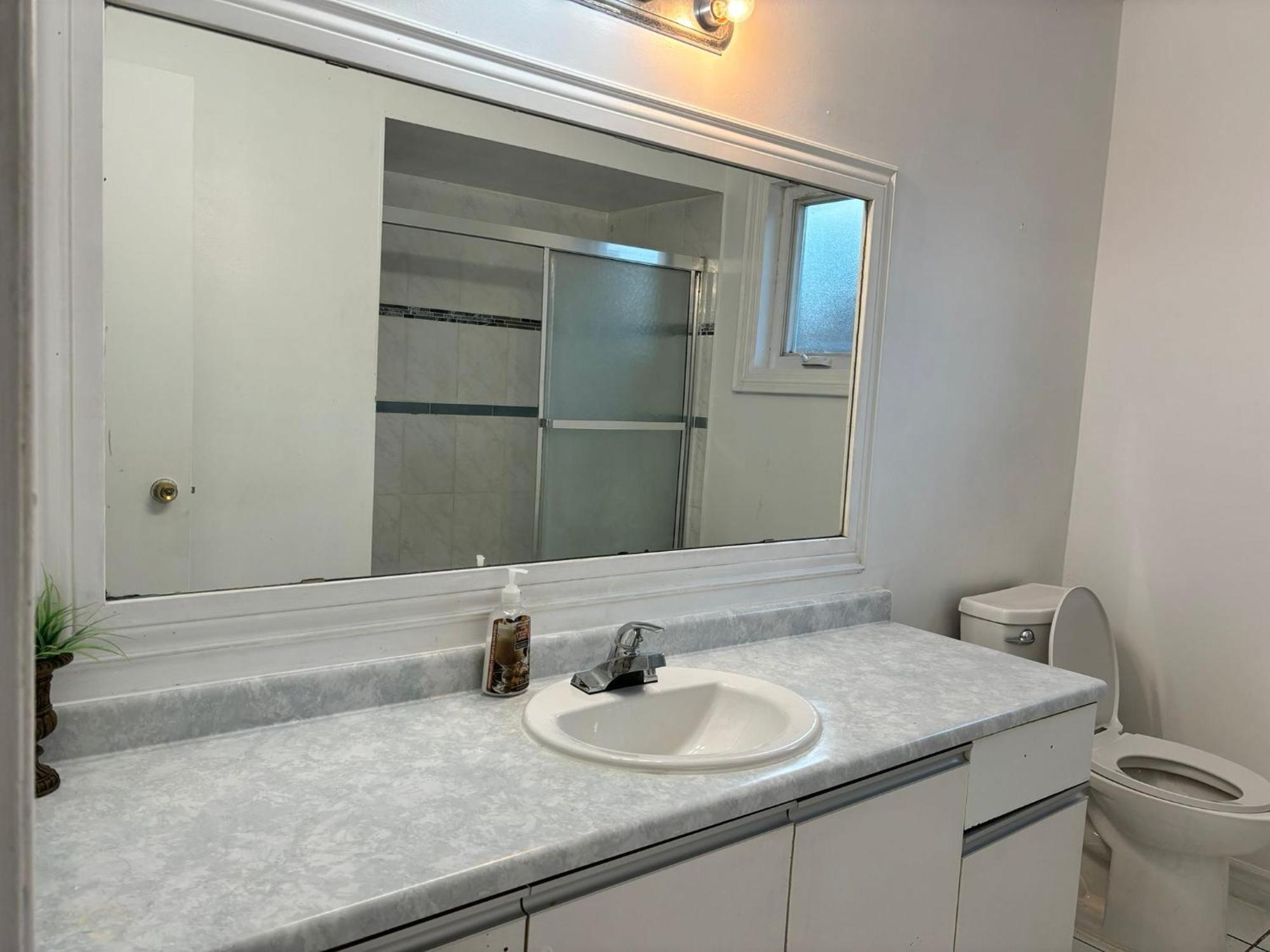 Queen Bedroom Near Sheridan College Brampton Zewnętrze zdjęcie